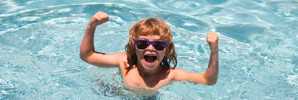 Güneşli bir günde, güneş gözlüklü, havuzda heyecanlı küçük bir çocuk. Çocuk yaz yüzme havuzunda rahatlar. Başlık için afiş, kopyalama alanı. Web tasarımı için poster.