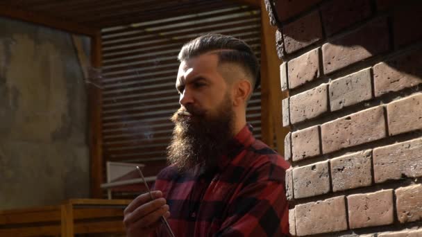 Bearded man, barber with razor. Mens hair styling and hair cutting in a barber shop. — Video Stock