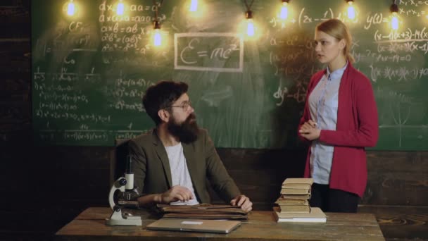 Teacher explanation math. Couple professors. Female student thinking in university on blackboard. Professor in a classroom teaching students, education concept. Mathematics lesson. Math science. — Stok video