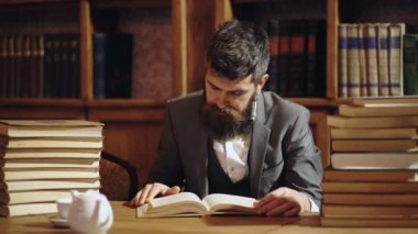 Okuyucu ve zeka kavramı. Erkekler kitaptan hoşlanır ve kahve ya da çay içer. Klasik takım elbiseli iş adamı kitap okudu. Eski moda iş adamları.