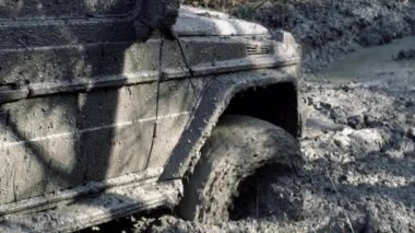 Kirli tekerlekler, off-road çamurlu pistler. Ağır çekim. Çamur ve su off-road yarışında sıçrıyor.