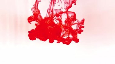 Suda kırmızı kan. Suyun içinde renk girdabı. Su hareketinde renk sıvısı. Sıçrama boyası karıştırma.