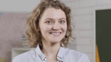 Komik öğretmen suratı. Üniversitede ya da üniversite sınıfında genç bir kız öğrenci ya da öğretmen. Eğitim konsepti.