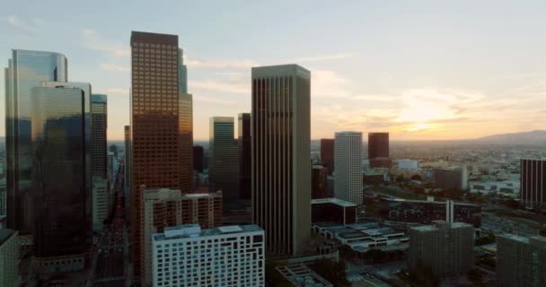 Vista aérea de Los Ángeles, centro de negocios de la ciudad con rascacielos. — Vídeo de stock