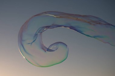 Dev renkli baloncuk. Mavi gökyüzünde büyük bir sabun köpüğü. Büyük ip sabun köpükleri yapıyorum..