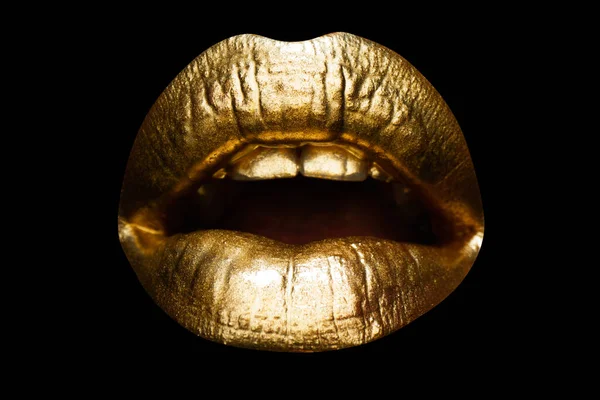 Vrouwelijke gouden mond geïsoleerd. Vrouw sensuele gouden lippen. Gouden lippenstift. — Stockfoto