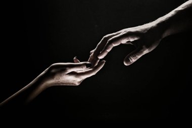 Kurtarma sırasında eller. Dostça tokalaşma, dostça selamlaşma, takım çalışması, arkadaşlık. Şefkat, şefkat dokunuşu.