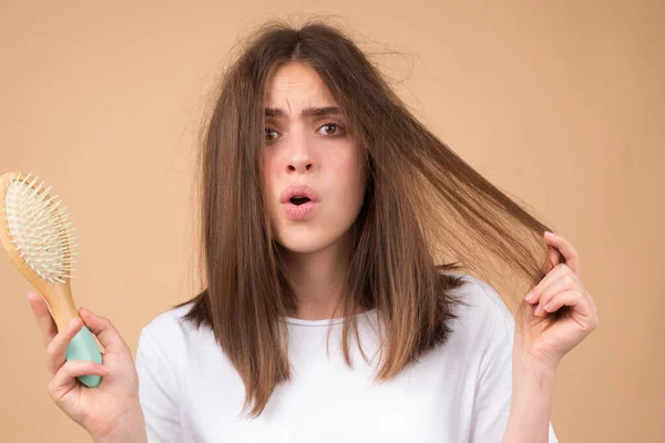 Tratamiento del problema de pérdida de cabello. Retrato de mujer con peine y cabello problemático. — Foto de Stock