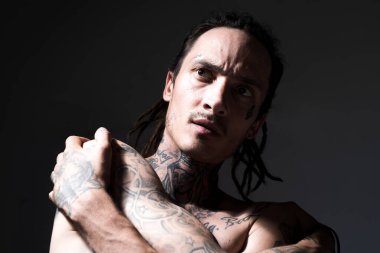 Hippi adam. Ciddi yüzlü, kendine güvenen çekici bir adam..