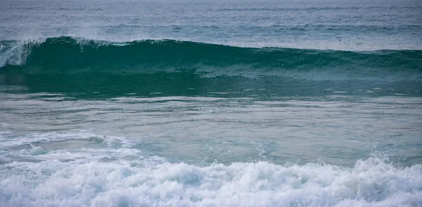 Onda blu dell'oceano, onde dell'oceano, sfondo naturale. Acqua di mare blu pulita e ondulata. Schiuma marina. — Foto Stock