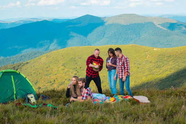 Bir grup insan dağda birlikte kamp kurarak doğa aktivitelerinin tadını çıkarıyorlar. Yaz tatilindeki öğrenciler. Kamp sezonu.