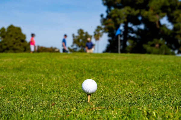 Golfistas desfocados a jogar golfe verde. Ação golfista para ganhar depois de muito tempo colocando bola de golfe no buraco. Bola de golfe no gramado. — Fotografia de Stock