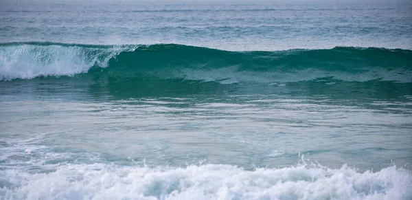 Blue ocean waves. Panorama on sea, beautiful seascape, tropical sea. Ocean or sea waves, nature concept. — Foto de Stock