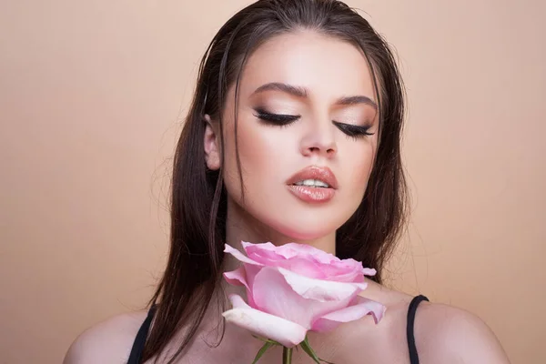 Beauty romantic woman with rose flowers. Beautiful luxury makeup. Valentines Day design. Portrait of fashion model girl on studio background. — Zdjęcie stockowe
