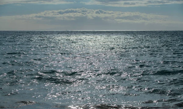 Tropische blauwe oceaan in Hawaï. Zomer zee in schoon en helder water van het oppervlak voor de achtergrond. Ontwerp van het golfconcept. — Stockfoto