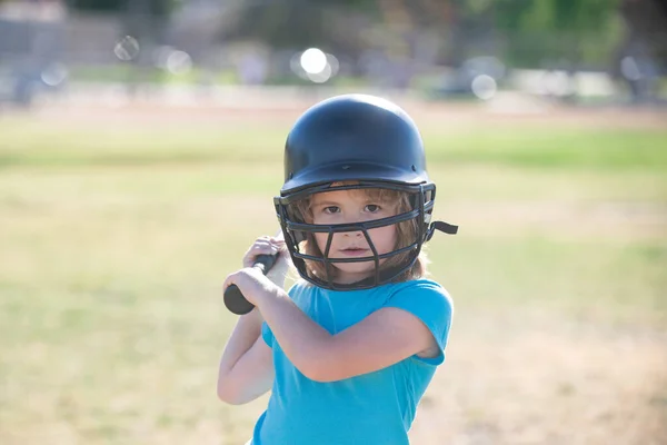 Little child baseball player focused ready to bat. Sporty kid players in helmet and baseball bat in action. — Stockfoto