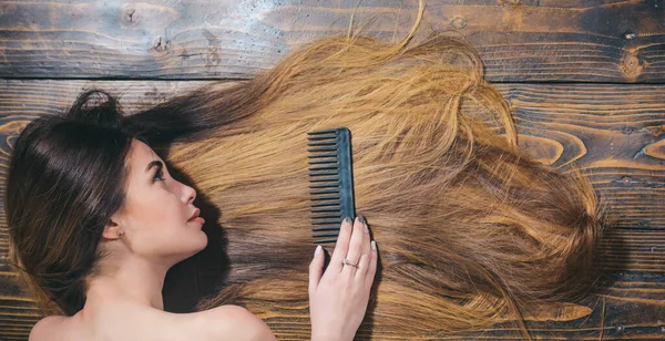 Fodrászat és szépség koncepció. Hosszú hullámos női haj. Hosszú haj stílus, wellness és divat. Nők hosszú haj textúra háttér közelkép. — Stock Fotó