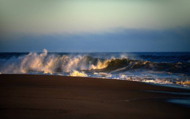 Okyanus manzarası, güzel deniz duvar kağıdı. Huzurlu su arka planına sahip cennet plajı.
