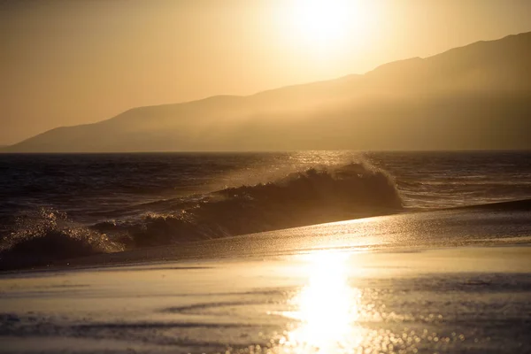 Alba dorata tramonto sulle onde del mare. L'alba sull'oceano. Onde schizzi. — Foto Stock