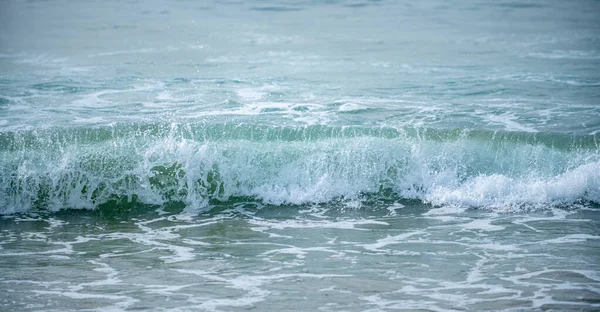 Oceaan of zee tropische golven. Oceaanachtergrond, zeegezicht. Tropisch strand met golf, natuur achtergrond. Kopieerruimte van zomervakantie en reisconcept. — Stockfoto
