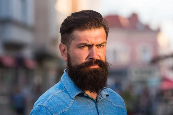 Fiatal jóképű szakállas hipszter férfi a városban. — Stock Fotó