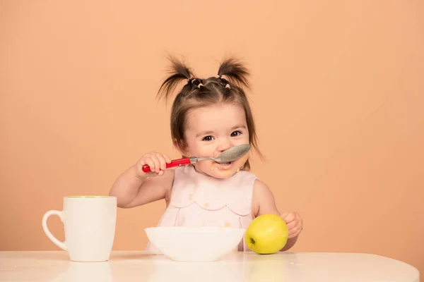 Schattig babyvoedsel, baby 's die eten. Kleine baby eet fruit puree met lepel. — Stockfoto
