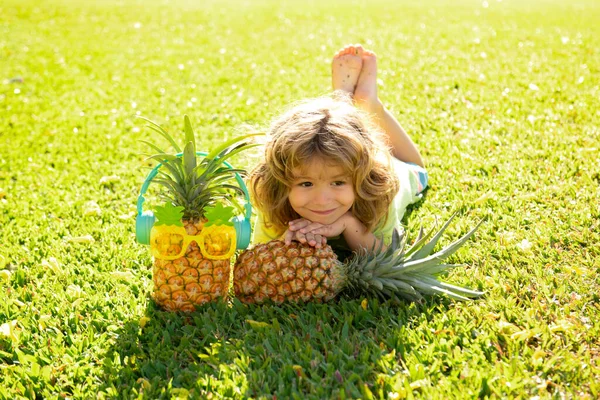 Menino de abacaxi e abacaxis em férias de verão. — Fotografia de Stock