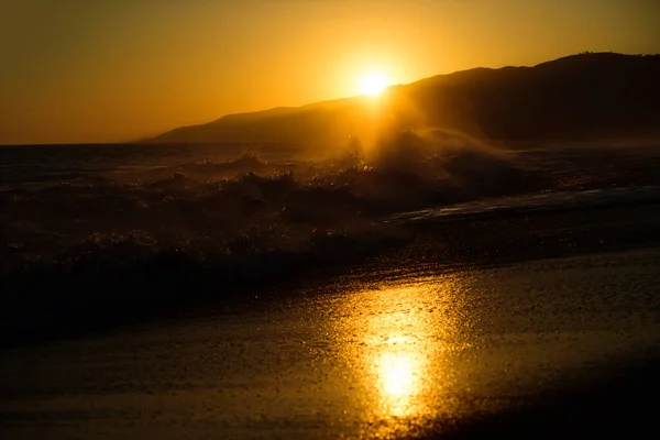 Seelandschaft bei Sonnenaufgang über dem Meer. Naturlandschaft. Schöne Wolkenlandschaft über dem Meer, Sonnenaufgang. — Stockfoto