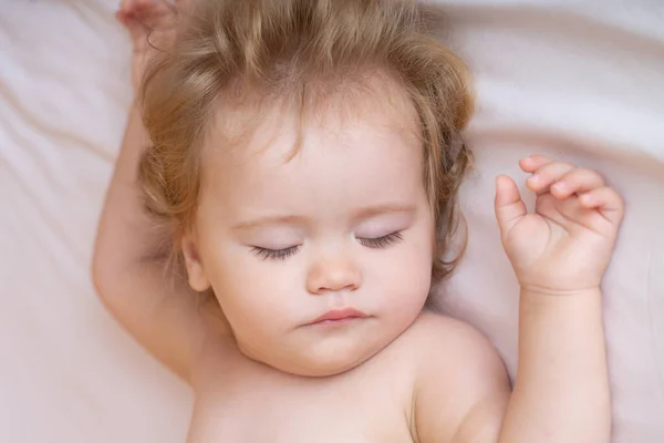 Enfant bébé dormant dans le lit. Les enfants dorment. — Photo