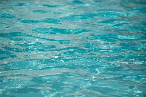 Textura superficial transparente y tranquila del agua. Fondo abstracto de la naturaleza. Patrón de agua marina. — Foto de Stock