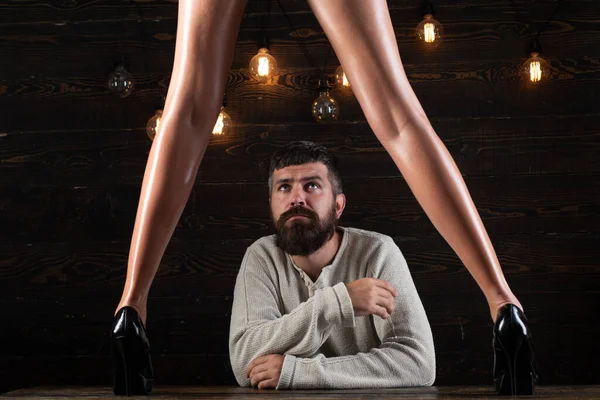 Modeporträt eines attraktiven jungen Mannes mit sexy Frauenbeinen. Weibliches Bein in High Heels. — Stockfoto