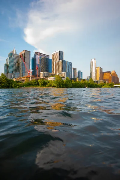 Austin Teksas 'ın günbatımı açık gökyüzü boyunca yaz akşamı şehir merkezindeki gökyüzü boyunca güneş....
