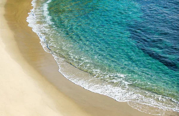 夏のビーチ、深い青の波と熱帯の海の波。穏やかな海、海の背景. — ストック写真