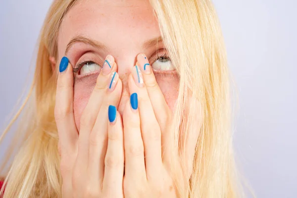 Woman closes her face with a hand. Close up face. Face palm. Oh no. Worried girl covering face with both hands, feeling stressed. — Foto de Stock