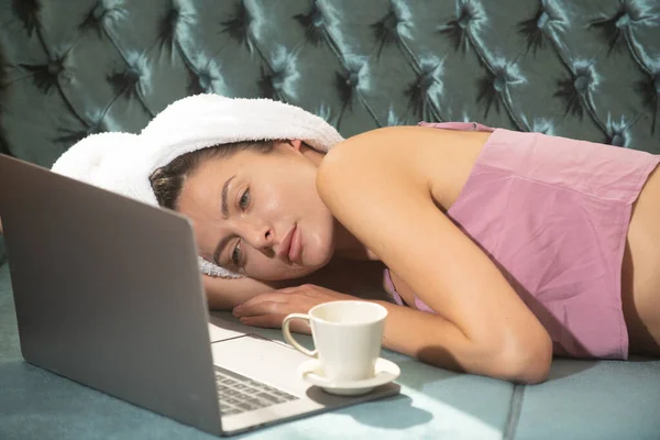 Relaxed young sexy female models with laptop and coffee in bedroom after morning wakeup. Attractive sexy girl chilling rest in the living room. — Foto Stock