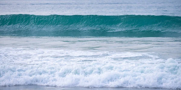 Golven in de oceaan. Turkoois zeegolven. Prachtige zee golven met schuim van blauwe en turquoise kleur. Zeeschuim. — Stockfoto