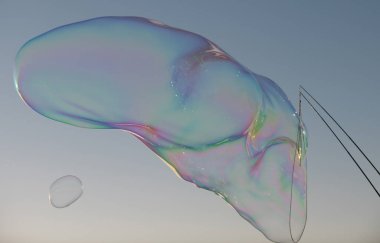 Kocaman kabarcıklar. Havaya büyük sabun köpükleri salıyor. Özgürlük, yaz kavramları.