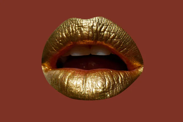 Gouden lippen, gouden op sexy metalen mond. Glamour achtergrond. Lippictogram. — Stockfoto