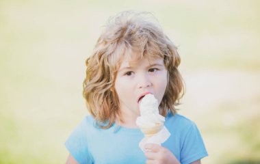 Kafkas çocuk dondurma yiyor, portre yakın çekim. Çocuk yüzü.