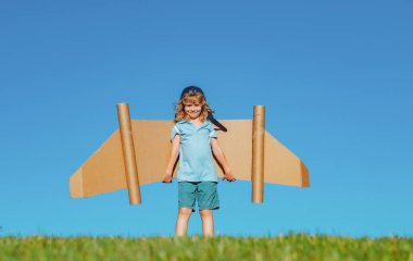 Sırt roketli süper kahraman çocuk. Yazın gökyüzü geçmişine karşı çocuk pilot. Başarı, lider ve kazanan konsept. Hayal gücü, çocuk özgürlüğü..