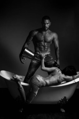 Parti. aile ilişkilerinde sorunlar. alkol yardımı ile anlaşma sorunu. seksi kaslı adam şişeden şampanya içmek. buz ile soğuk içecek. erkek arkadaşı ile banyoda seksi çıplak göğüs ile kadın