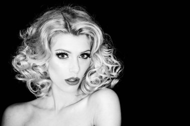 Klasik makyajlı ve saç stili olan güzel ve seksi bir kadının portresi. Pin-up kızı. Amerikan tarzı.
