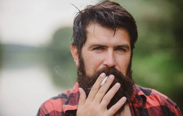 Fumer homme barbu en plein air. Mauvaise habitude, dépendance à la cigarette. — Photo