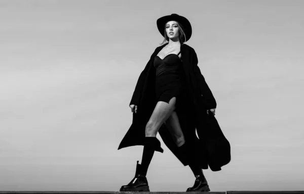 Divat nő fekete divat kabát, kalap és fekete cipő csizma. — Stock Fotó