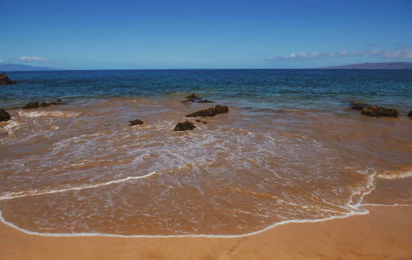 Vista sul mare della spiaggia, sullo sfondo delle vacanze estive. — Foto Stock