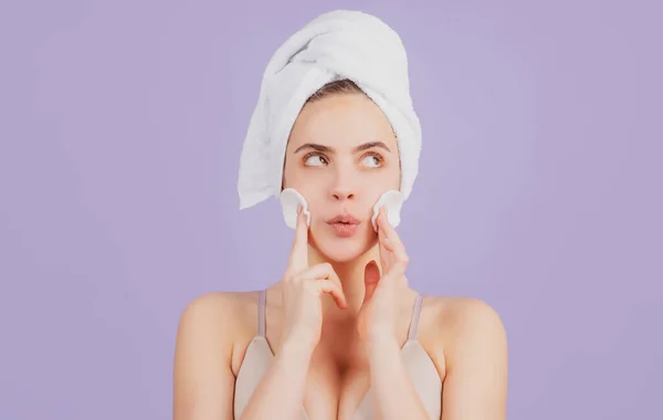 Mooi meisje met een handdoek op het hoofd, gezichtsbehandeling, cosmetologie, schoonheid en spa. — Stockfoto