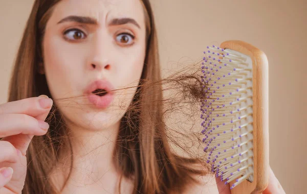 Kobieta z problemem wypadania włosów martwi się utratą włosów. — Zdjęcie stockowe