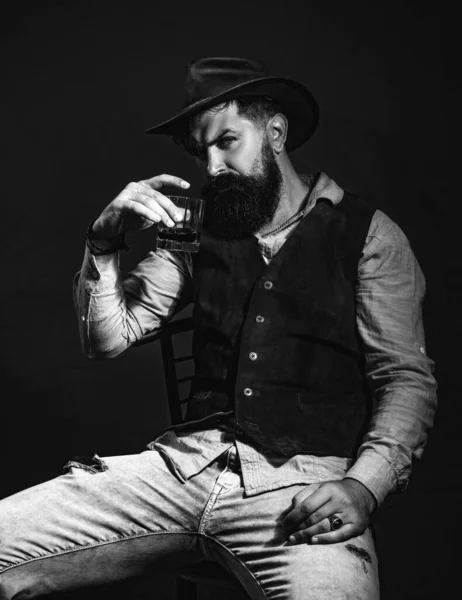 Un sommelier. Un hombre seguro y bien vestido con un vaso de whisky. Hombre retro vintage con whisky o escocés . — Foto de Stock