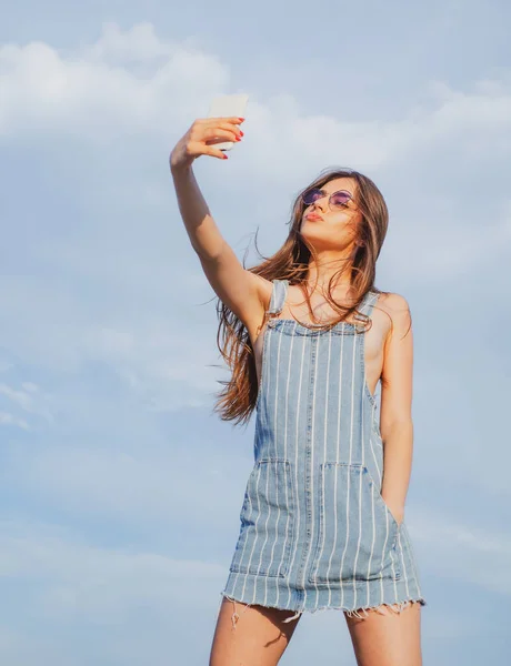 Schönheit und Mode Street Style. Sexy Sommermädchen mit Sonnenbrille. Mädchen in Jeans. Frau im Jeanskleid. — Stockfoto