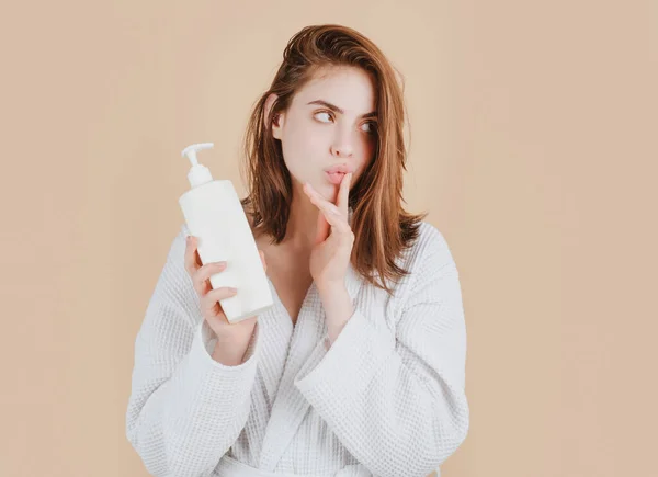 Femme avec bouteille de baume, shampooing et revitalisant. Produit de beauté. — Photo